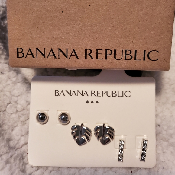 💥NWT BANANA REPUBLIC EARRING SET - Picture 6 of 7